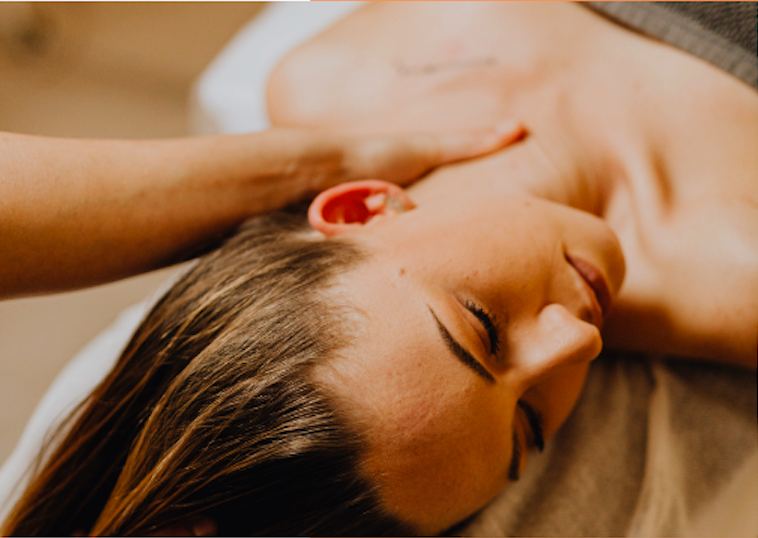 image femme en séance de massage en pleine conscience